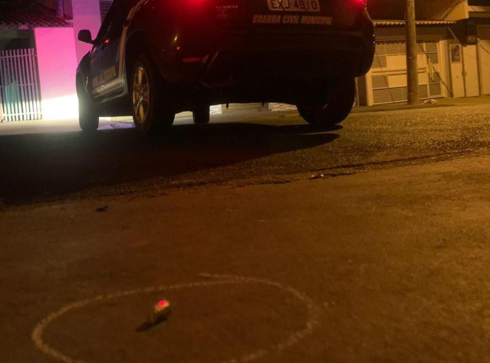 Foto 2 de 2 — Homem é morto a tiros na região